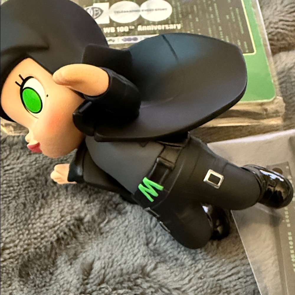 2 SECRETS in one !! Molly WB 100th Anniversary “Matrix” Figure and SSR Card. - Picture 4 of 10